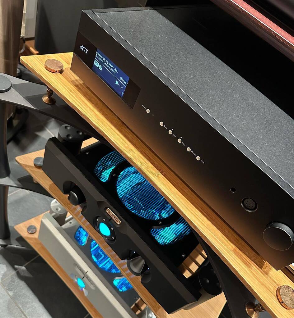 AudioVenue's tweet photo. dCS Bartok Apex playing through Chord Electronics pre and power amplifier.
.
#music #sounds #bw #luxuryspeakers #chordultima #chordelectronics #dcs #dcsbartok #bartokapex #hifi #luxuryhifi #audio #audioealing #hifimaidenhead #ealing #hifilondon #maidenhe… https://t.co/mD38ActIDw https://t.co/WlJVIp6WvV