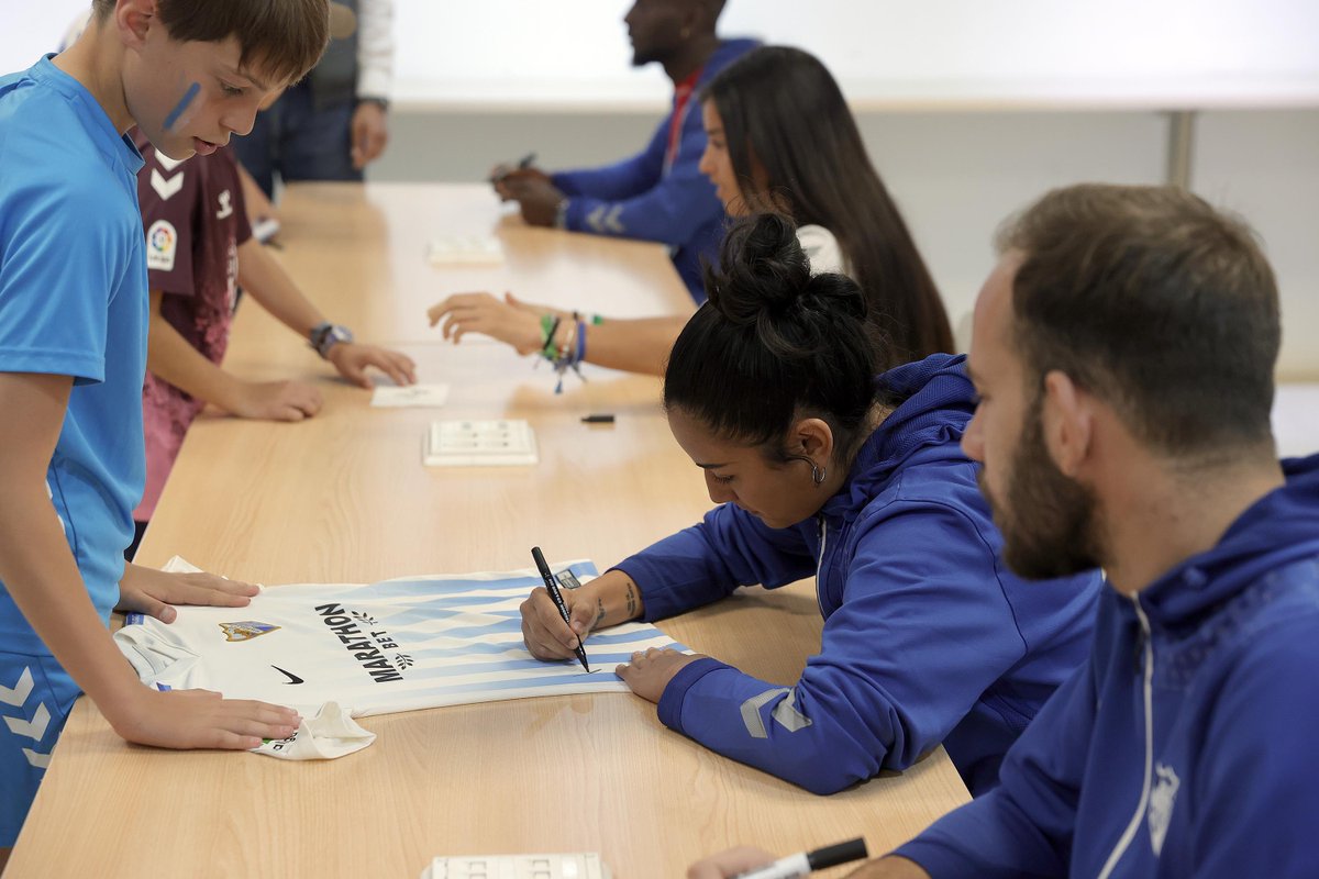 1⃣3⃣ lección de Valores Blanquiazules 💙

El CEIP Enrique Ginés de Frigiliana disfrutó de la presencia de <a href="/Tatiianardv/">Tatiana Rodriguez del valle</a> en la jornada organizada por la Fundación MCF y <a href="/diputacionMLG/">Diputación de Málaga</a> 👏

🔗 bit.ly/3JkTxLS

#FundaciónMCF