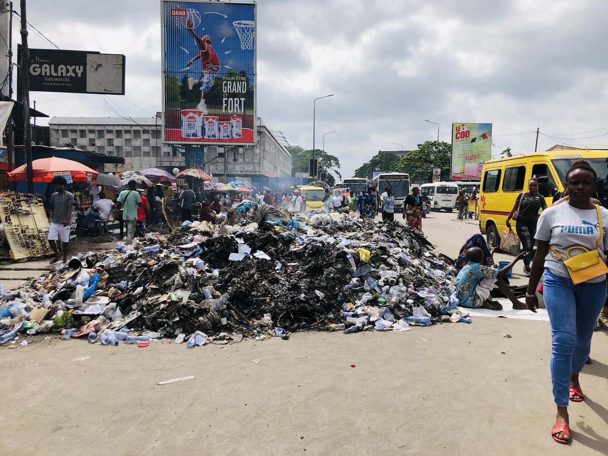 Tozo_reflechir's tweet image. Là nous sommes à victoire juste à côté de la maison communale de Kalamu

C’est la honte et le sabotage aux plans et changement que le chef de l’état se préoccupe pour ce pays

Est ce que le bourgmestre de cette commune est il en vie?
#kinshasamaville
#Rdcmonpays