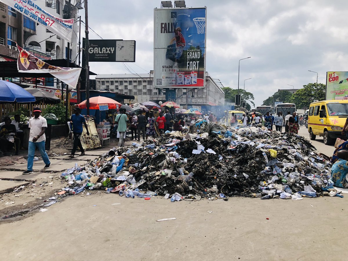 Tozo_reflechir's tweet image. Là nous sommes à victoire juste à côté de la maison communale de Kalamu

C’est la honte et le sabotage aux plans et changement que le chef de l’état se préoccupe pour ce pays

Est ce que le bourgmestre de cette commune est il en vie?
#kinshasamaville
#Rdcmonpays