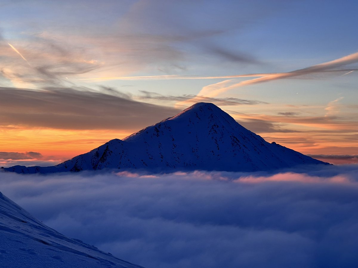 realseven7seven's tweet image. Sunset last Sunday in the mountains #retezat #romania #splitboarding #alpinism #sunset #nofilterneeded