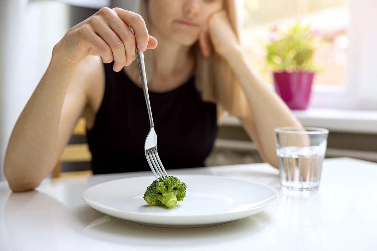 semprenews_it's tweet photo. Disturbi alimentari. Sfide online tra #anoressiche. In Italia circa 3 milioni i giovani soffrono di #disturbi #alimentari: il 95,9% sono ragazze. L'età è sempre più bassa: tra i 12 e i 17 anni. https://t.co/42wvyAFAp0 https://t.co/Ev6pr0E1ua
