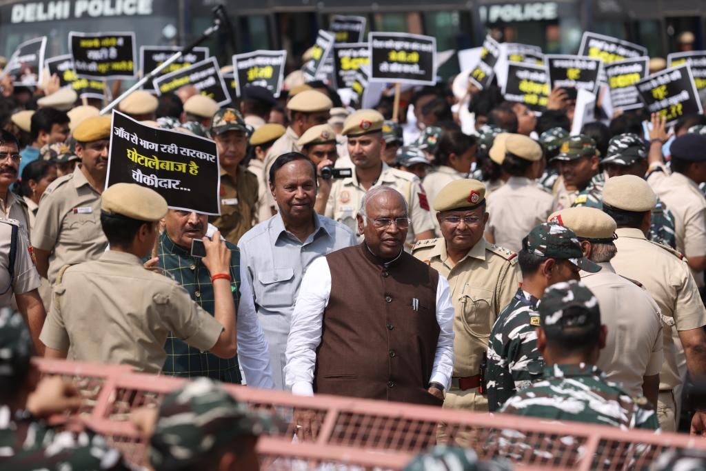 अडानी को लेकर संसद में हुआ हंगामा, कल तक के लिए संसद स्थगित Ruckus in Parliament over Adani, Parliament adjourned till tomorrow