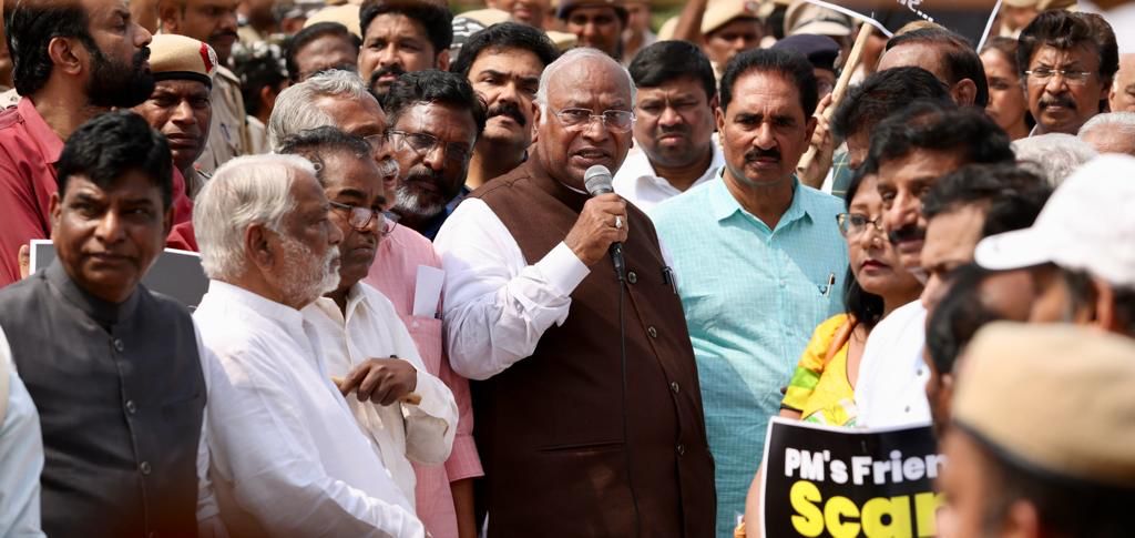 अडानी को लेकर संसद में हुआ हंगामा, कल तक के लिए संसद स्थगित Ruckus in Parliament over Adani, Parliament adjourned till tomorrow