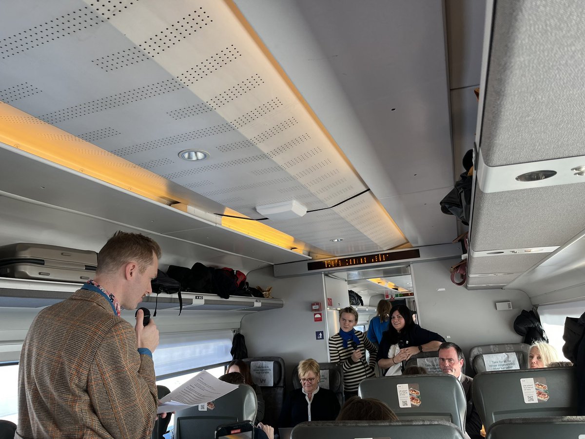 annkytr's tweet photo. Debatt på #klimatoget om #Fosen med @GGylver og @Karoline_Andaur. Vanskelig hva som bør gjøres med det som står der nå, men lærdom må være å konsekvensutrede mer FØR slike prosjekter settes i gang. 
#Klimafestival https://t.co/lXujOofz0s