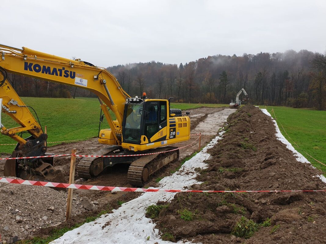 Demokracija1's tweet photo. Ne zamudite! Danes skupna #seja Odbora za infrastrukturo, okolje in prostor: #Zloraba moči ter uporaba nasilja pri gradnji kanala #C0
https://t.co/D9u5ZNtvJP https://t.co/FcoI3jPYSk