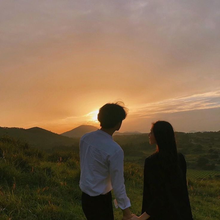 RealationId's tweet photo. 👩🏻: Mire, aku tuh udah lama naksir cowok dan pengen perasaan ini nyampe ke dia... tapi aku cewek, masa mulai PDKT dan confess duluan?
🤩: Eiittss, siapa bilang cewek ga bisa mulai duluan? Bisa banget kok.
——— A THREAD ———
#Realation #PDKT #Confess #Relationship #Romance #Asmara https://t.co/JXdLIbNINM
