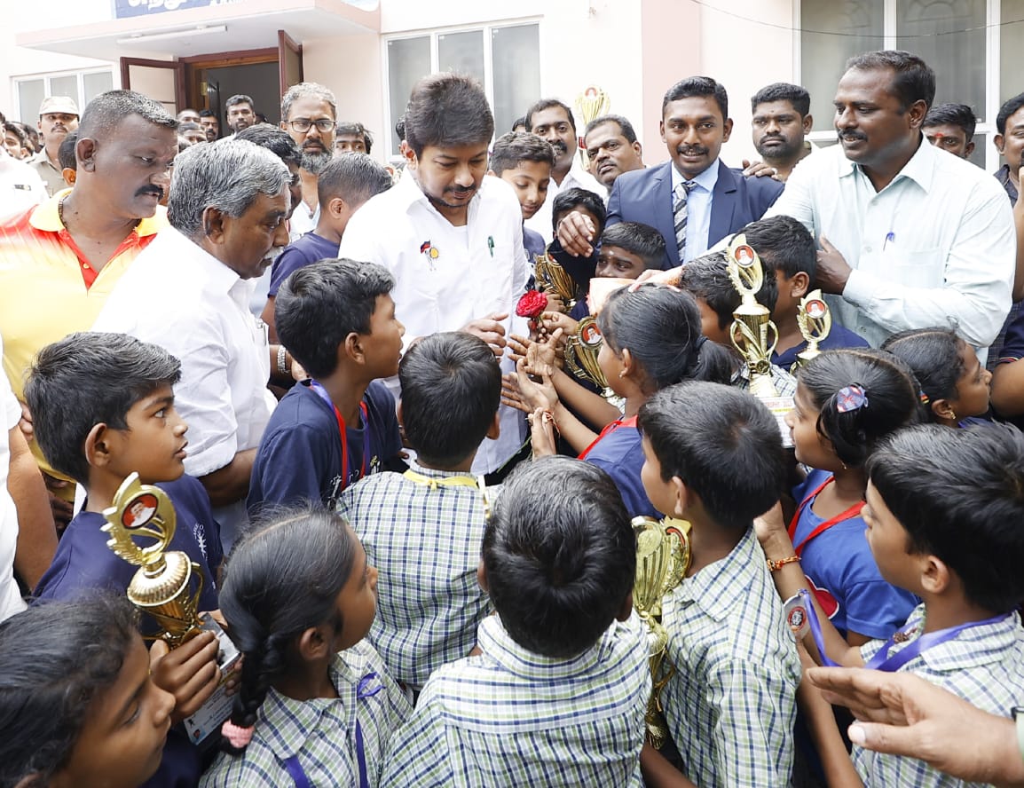 Udhaystalin's tweet photo. மாண்புமிகு முதலமைச்சர் அவர்களின் 70-வது பிறந்த நாளை முன்னிட்டு திருவாரூர் பகுதியில் நடத்தப்பட்ட மாநில அளவிலான வில்வித்தை,நீச்சல் யோகா உள்ளிட்ட போட்டிகளில் வென்ற மாணவ-மாணவியரை இன்று நேரில் வாழ்த்தினோம். அவர்கள் விளையாட்டு துறையில் சாதிக்க வாழ்த்துகள்.@r_sakkarapani @kalaivanandmk https://t.co/FYZb1JGa9v