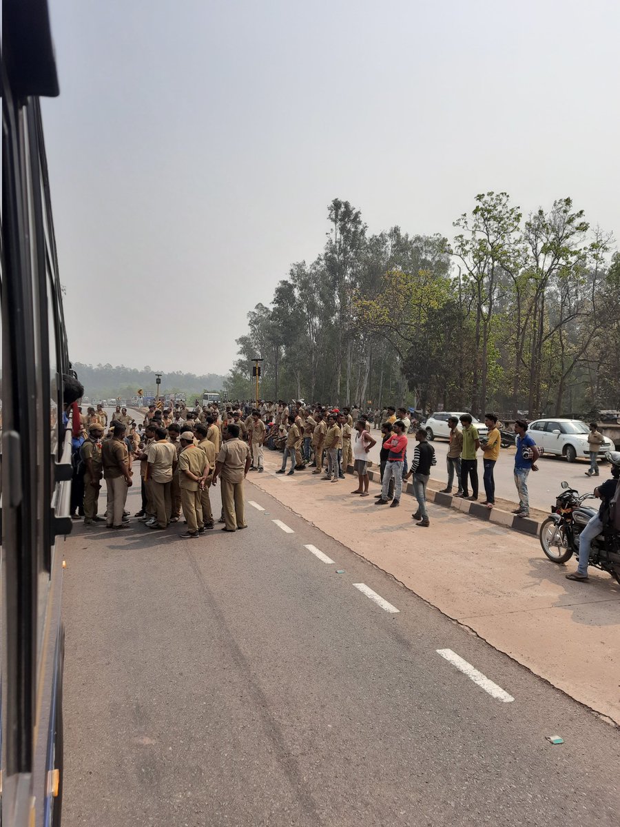 golden_mohanta's tweet photo. Not even the government bus boarding school students,teachers and various passengers is spared. #busdriverstrike #odisha @CMO_Odisha @nv_odisha @odisha_police @Naveen_Odisha @PMOIndia https://t.co/dee3b6KRZi