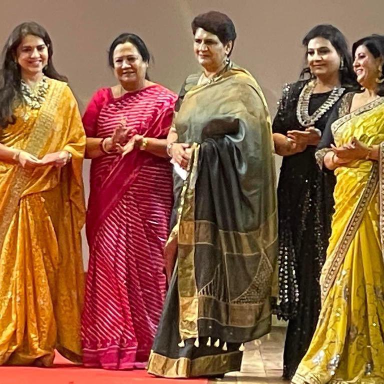 ShainaNC's tweet photo. Draped 54 styles of wearing our saree for the IAS officers pan india frm Kashmir to Kanyakumari 450 of them.
Thanks  to the efforts of team #IASOWA organising the #WalkForACause @sonalgoelias @punamsidhu @IASassociation 

#ContributionForCancerPatients
#WomenAchievers 
#SareeLove https://t.co/AVV9BTpE6g