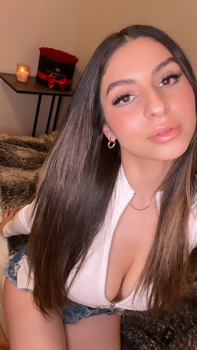 Dream a dream, here&rsquo;s a scene Touch me anywhere cause I&rsquo;m your baby https://t.co/G7E0daUVDk