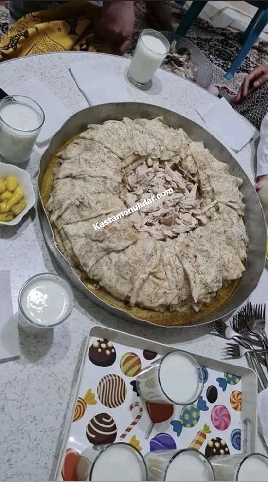 Kastamonulular1's tweet photo. Boğun öğlen bu va başka bi şey sormağ sakın bize bulduğuzu yeğ işte😁
Aşama gada yapacuz deyne uğraşıyoz beş dakkada yiyosuğuz sağol deyende yok niye uğraşalım😒#islama #banduma #yufka #tavuk #köyayranı #ayran #yöreselyiyecekler #engingürçay #kastamonuyemekleri #yöresel #lezzet https://t.co/NeuuQcj2b7
