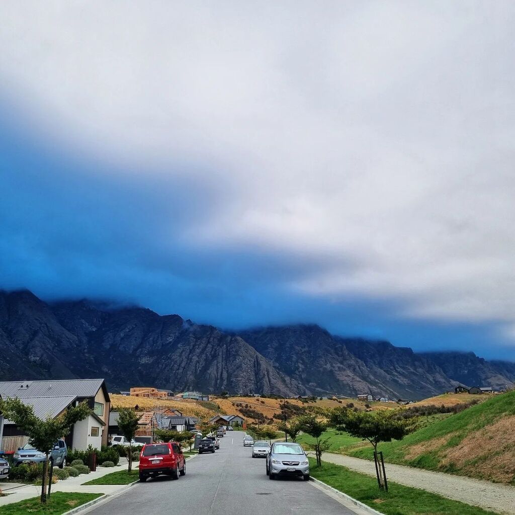 Thanaz's tweet photo. This morning in the shadow of the mountains. The rising sun creates some ominous shadows in the clouds... Its pretty Co! One day I'll get up the hill and take a photo instead of just walking out the front door.

#Queenstown #mountains #remarkables #shado… https://t.co/9fiNlyo3pq https://t.co/M4nMj7mlPY