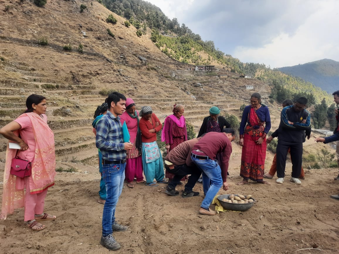 USRLMPAURI's tweet photo. दिनांक 14/03/2023 को CDO Ma'am पौड़ी की उपस्थिति में ग्राम जल्लू  मे आलू बीज उत्पादक कृषकों के साथ बैठक की गयी, जिसमें DPM (रीप ),DHO pauri, PDDRDA, ग्राम प्रधान जल्लू,CLF अध्यक्षा सहित विकास खंड के अधिकारी उपस्थित थे! बैठक के पश्चात कृषकों के साथ खेत में डेमोस्ट्रेशन किया गया https://t.co/N7xIA6JH3J