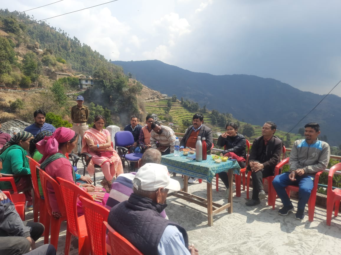 USRLMPAURI's tweet photo. दिनांक 14/03/2023 को CDO Ma'am पौड़ी की उपस्थिति में ग्राम जल्लू  मे आलू बीज उत्पादक कृषकों के साथ बैठक की गयी, जिसमें DPM (रीप ),DHO pauri, PDDRDA, ग्राम प्रधान जल्लू,CLF अध्यक्षा सहित विकास खंड के अधिकारी उपस्थित थे! बैठक के पश्चात कृषकों के साथ खेत में डेमोस्ट्रेशन किया गया https://t.co/N7xIA6JH3J