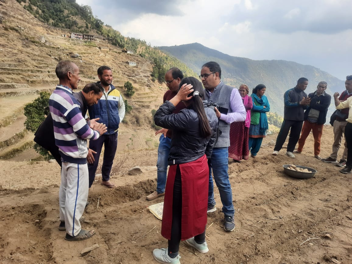 USRLMPAURI's tweet photo. दिनांक 14/03/2023 को CDO Ma'am पौड़ी की उपस्थिति में ग्राम जल्लू  मे आलू बीज उत्पादक कृषकों के साथ बैठक की गयी, जिसमें DPM (रीप ),DHO pauri, PDDRDA, ग्राम प्रधान जल्लू,CLF अध्यक्षा सहित विकास खंड के अधिकारी उपस्थित थे! बैठक के पश्चात कृषकों के साथ खेत में डेमोस्ट्रेशन किया गया https://t.co/N7xIA6JH3J