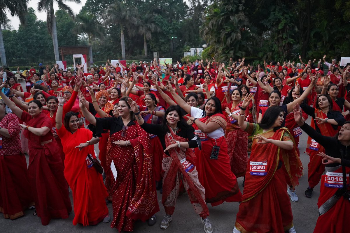 anuduasehgal's tweet photo. TRC’s #RedSareeRun is uniquely inspiring. The run features Women running/walking in their red sarees. They dance joyfully during the warmup. And, we had women bikers in saree to cheer up the runners.
I hope you take a look
@udaykotak @anandmahindra @KotakBankLtd @RunClubIndia https://t.co/AOw7Z181BN