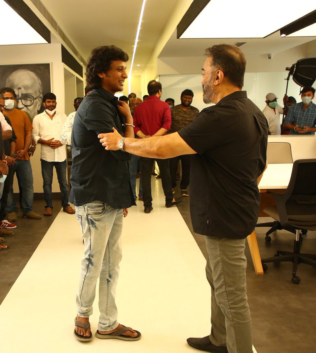 kamalmaniac's tweet photo. I am not at all surprised with the level of intelligence that @Anthanan_Offl has exhibited in this interview. All of us in the social media would have realised  @valaipechu trio's  IQ level based on their story prediction video for #Vikram. Rather, I was shocked to see the interviewer from @cineulagam not interrupting to correct the mistakes/lies that @Anthanan_Offl was spewing. 

The whole world knows that @Dir_Lokesh is the biggest fanboy director of #Ulaganayagan #KamalHaasan and he stepped into filmmaking after watching the classics of #Aandavar  like #Virumaandi,  #Sathyaa, #ApoorvaSagotharargal, #Nayagan, #Nammavar, #MMKR.  He even got inspired to write characters or screenplay based on the aforementioned films. 

Even a college going dude with a basic internet pack can tell all this but the so-called First-On-Net Movie News channel like @valaipechu  and their primary host @Anthanan_Offl couldn't even come close to reality. This shows their credibility and level of awareness. 

It's high time people should ignore & boycott such low-profile unethical journalists and their updates. This is for the betterment of Tamil Cinema. 

#KamalHaasan #LokeshKanagaraj #Vikram #Vikram3 #LEO #Kaithi #Kaithi2 #Master #RKFI