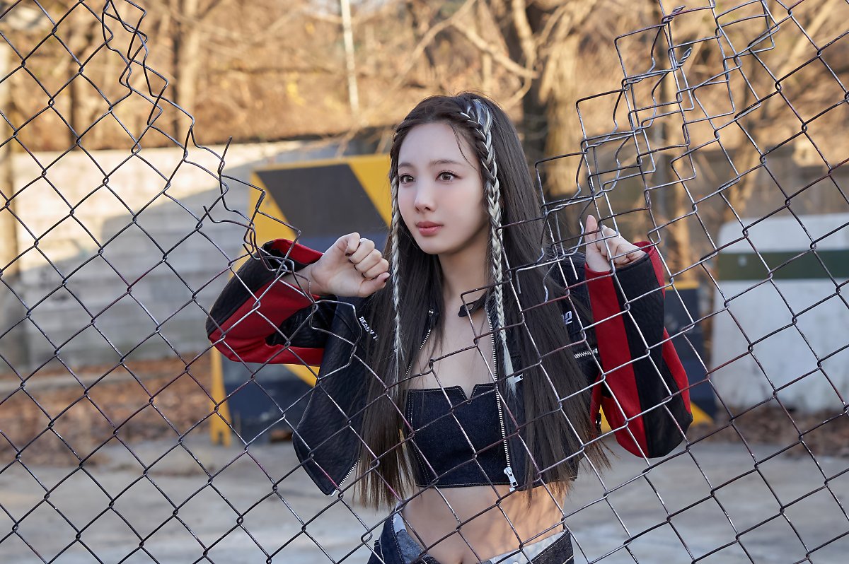 NYGLOBAL_UNION's tweet photo. Behind the scene photos of NAYEON on “READY TO BE” jacket shooting

트와이스 나연 #NAYEON  #나연 #임나연 #ナヨン #林娜璉 #IM_NAYEON #SETMEFREE  #READYTOBE https://t.co/MHbJLSFRzq