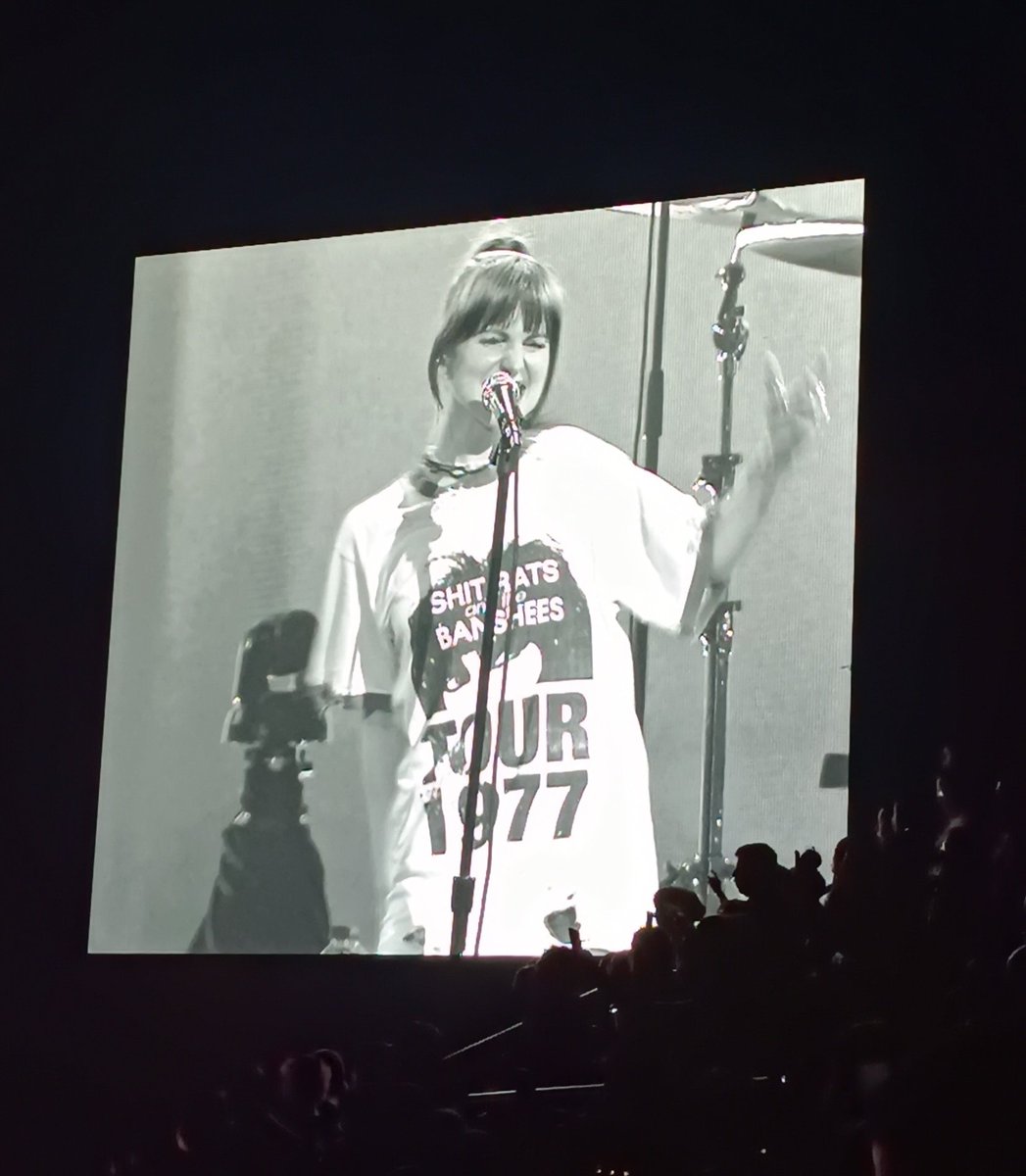 MsNobody0308's tweet photo. Got to see Paramore live! After 15 years of being a fan, couldn't be happier #ParamoreBogota https://t.co/6nwHo1W8kv