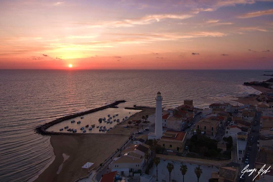 GGiglio84's tweet photo. Ecco i Tramonti di Sicilia, secondo Me...
.
Punta Secca, Ragusa 
.
#GFlyDrone #AutelEvo2 #Drone #PuntaSecca #Ragusa #Sunset #Tramonti #Skycolors #Seacolors #magicmoments
.
©Giuseppe Giglio, 2020 https://t.co/eO5ZTCs3QA