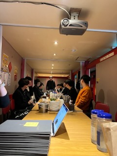 hankanghyun_85's tweet image. #WOW #조직문화DAY #LGUPLUS #강북고객감동지원팀
홍대입구 인근 공원을 돌아 다니며 플로깅 활동 후 세레머니 행사로 우수한 인원들에게 칭찬과 인정을 하는 자리를 갖게 되었습니다.
3월 3.6.5클럽 맴버가 2월 대비 더 많은 클럽 멤버가 모이게 되어 4월에는 더 기대가 되는 강북고감 화이팅입니다!