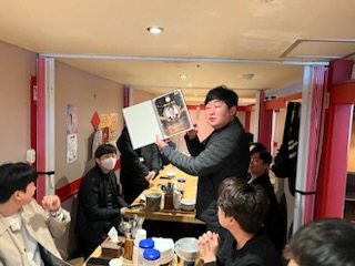 hankanghyun_85's tweet image. #WOW #조직문화DAY #LGUPLUS #강북고객감동지원팀
홍대입구 인근 공원을 돌아 다니며 플로깅 활동 후 세레머니 행사로 우수한 인원들에게 칭찬과 인정을 하는 자리를 갖게 되었습니다.
3월 3.6.5클럽 맴버가 2월 대비 더 많은 클럽 멤버가 모이게 되어 4월에는 더 기대가 되는 강북고감 화이팅입니다!