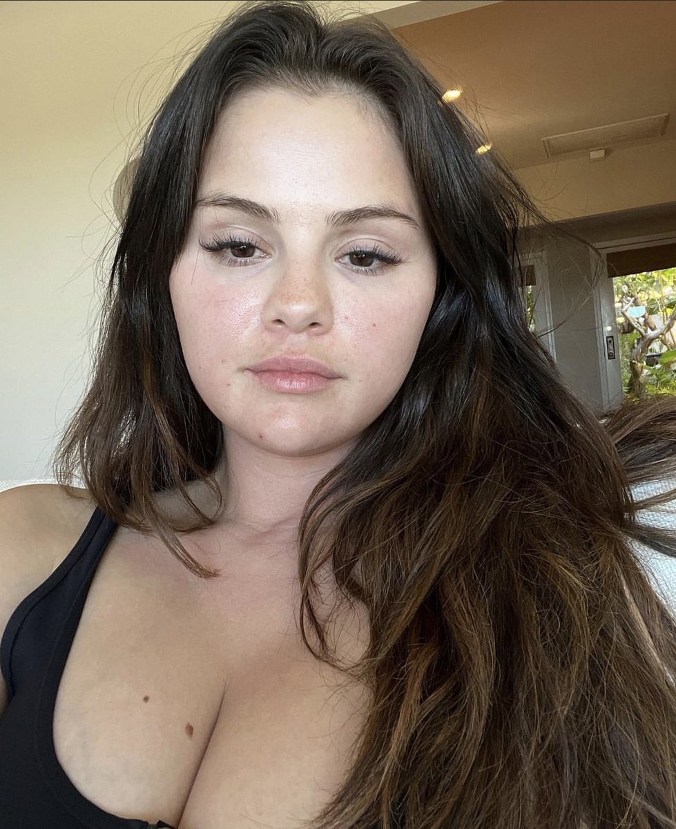 Pop Tingz On Twitter Selena Gomezs Natural Selfie Has Received 20 