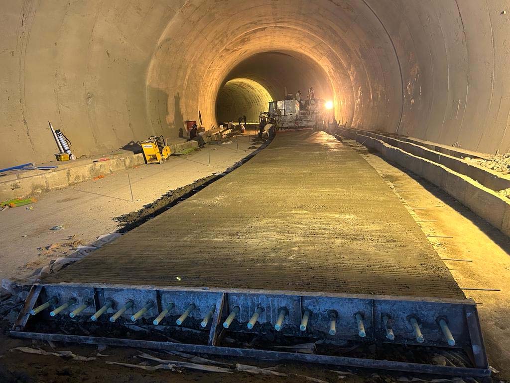 DailyExcelsior1's tweet photo. Pavement Quality Concrete work has started in the 925 meter long Tunnel T1 from #Peerah to #Kunfer in Udhampur-Ramban section of NH-44 in J&K. The Tunnel will reduce the distance of this section by 2.98 km and is expected to be commissioned by 31st March’23. https://t.co/yVEZKF3NEf
