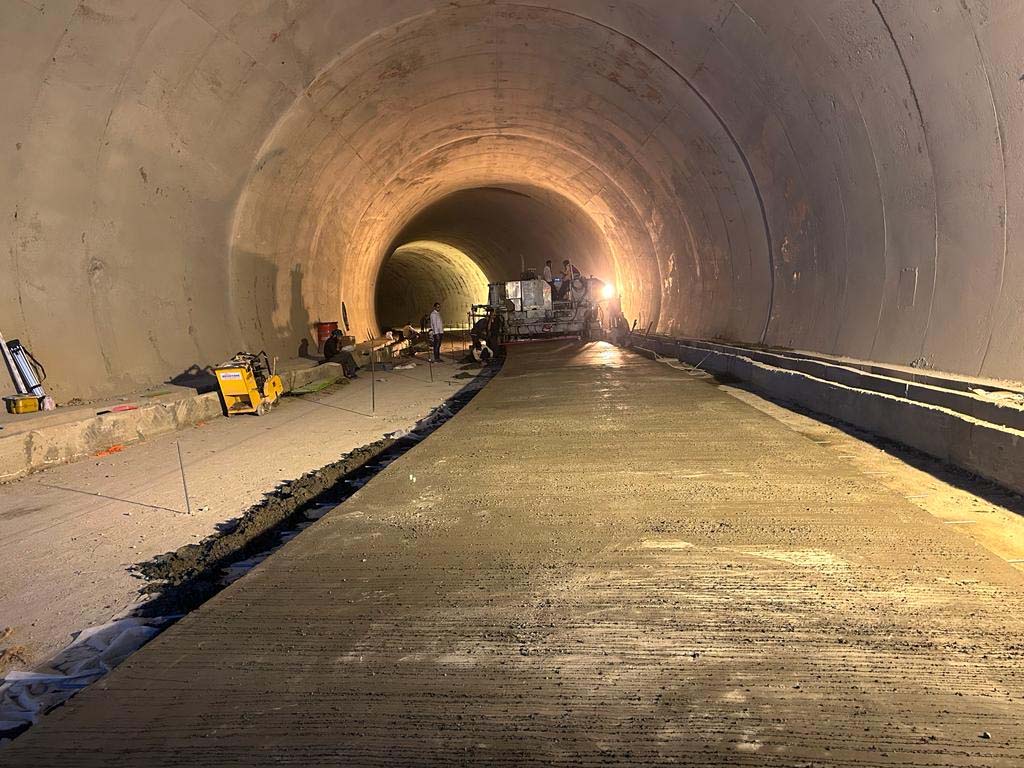 DailyExcelsior1's tweet photo. Pavement Quality Concrete work has started in the 925 meter long Tunnel T1 from #Peerah to #Kunfer in Udhampur-Ramban section of NH-44 in J&K. The Tunnel will reduce the distance of this section by 2.98 km and is expected to be commissioned by 31st March’23. https://t.co/yVEZKF3NEf
