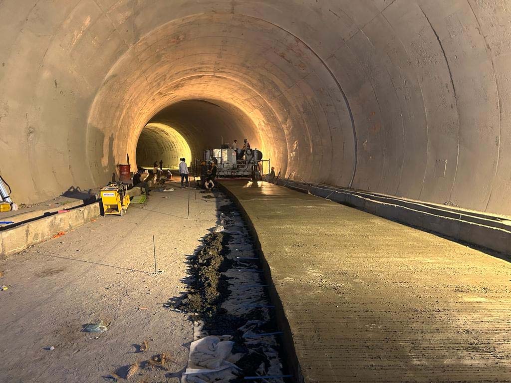 DailyExcelsior1's tweet photo. Pavement Quality Concrete work has started in the 925 meter long Tunnel T1 from #Peerah to #Kunfer in Udhampur-Ramban section of NH-44 in J&K. The Tunnel will reduce the distance of this section by 2.98 km and is expected to be commissioned by 31st March’23. https://t.co/yVEZKF3NEf