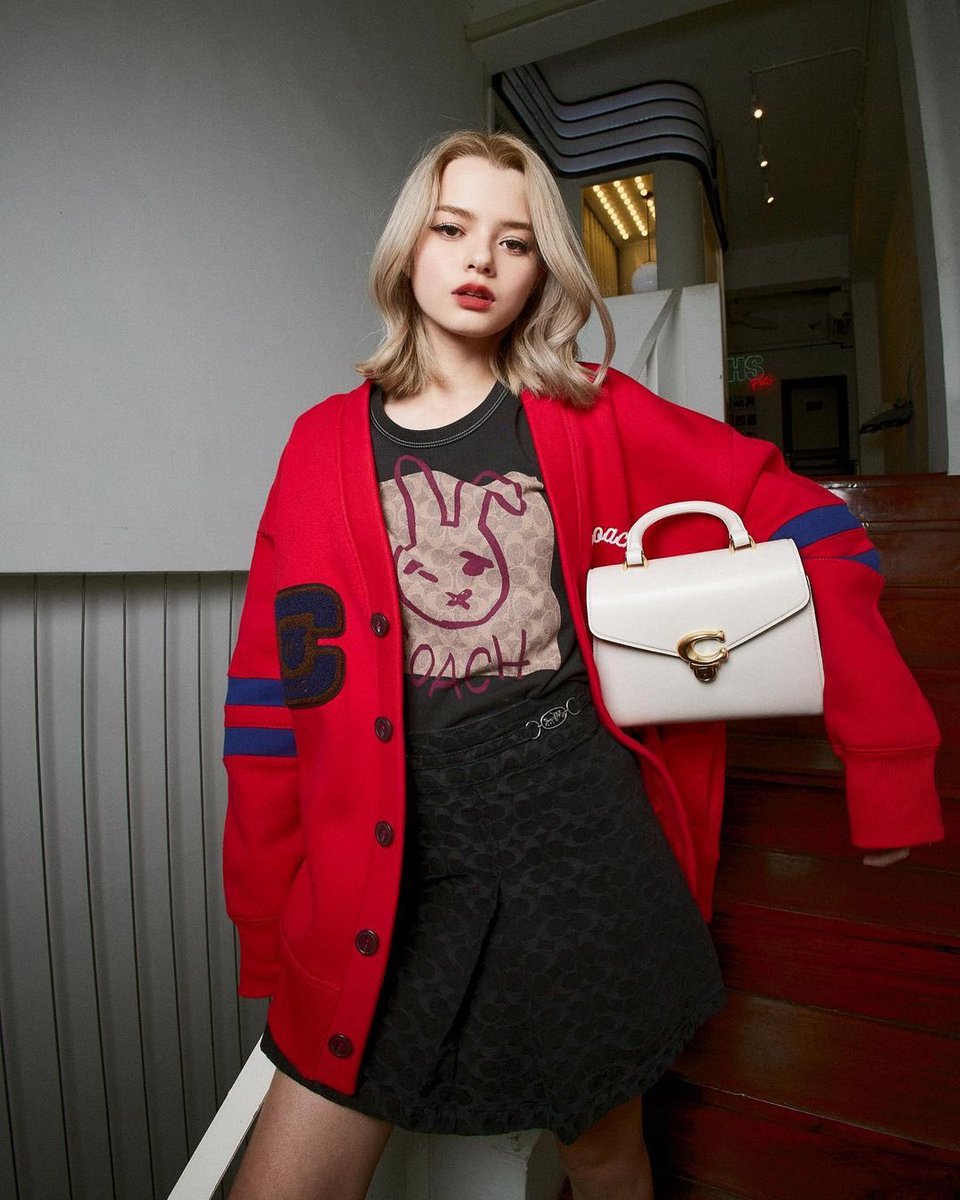 ฟรีน สโรชา และ เบ็คกี้ รีเบคก้า ในลุคจาก <a href="/Coach/">Coach</a> คอลเล็กชั่น Spring 2023 พร้อมคอมพลีตลุคด้วยกระเป๋าซิลูเอตใหม่อย่าง Riya Backpack หรือ Sammy Top Handle เพิ่มความสนุกให้ทุกสไตล์การแต่งตัว

#CoachNY #Pacificagroup
#FreenBecky #ฟรีนสโรชา #เบ็คกี้รีเบคก้า