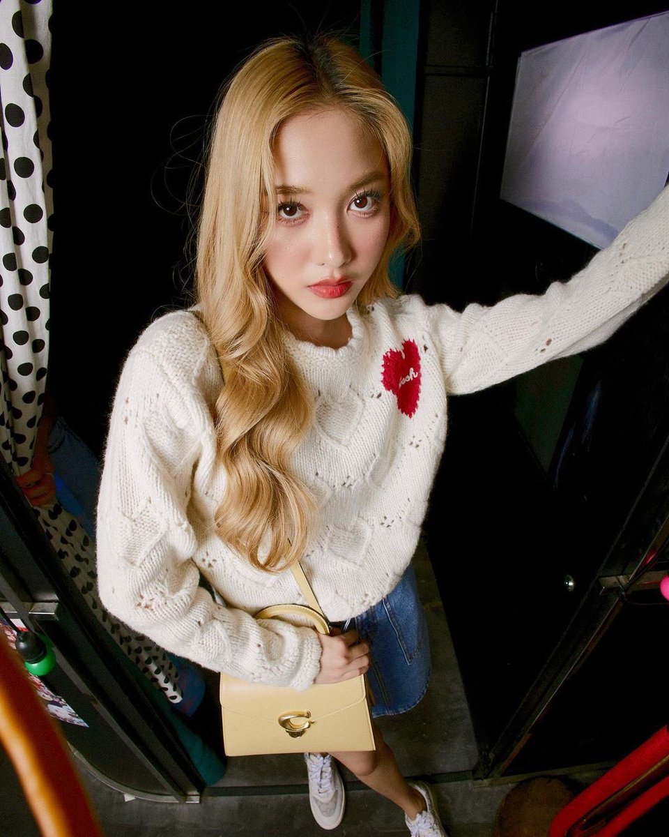 ELLEThailand's tweet photo. ฟรีน สโรชา และ เบ็คกี้ รีเบคก้า ในลุคจาก @Coach คอลเล็กชั่น Spring 2023 พร้อมคอมพลีตลุคด้วยกระเป๋าซิลูเอตใหม่อย่าง Riya Backpack หรือ Sammy Top Handle เพิ่มความสนุกให้ทุกสไตล์การแต่งตัว

#CoachNY #Pacificagroup
#FreenBecky #ฟรีนสโรชา #เบ็คกี้รีเบคก้า https://t.co/S2f5LwgNg3