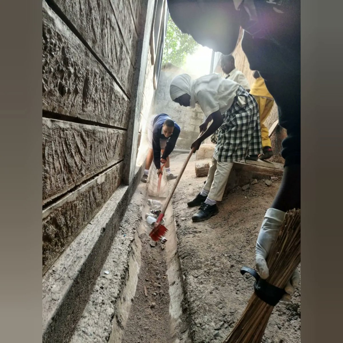 RCUpperhill's tweet photo. Good things happen when we come together! 

Our Interactors at @KiberaGirls embarked on a clean-up of their school grounds, and this is just the beginning!

#thecoolestclubonthehill https://t.co/mskIRZD2cR