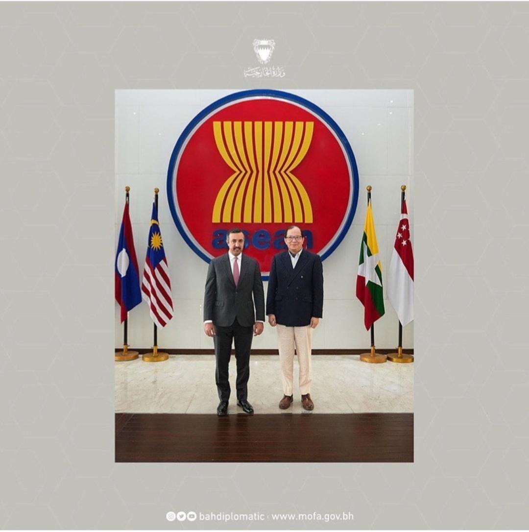 BahrainEmbIND's tweet image. HE Dr Shaikh Abdulla Bin Ahmed AlKhalifa, Undersecretary for Political Affairs with HE Robert Matheus Tene, DSG of ASEAN Political Security Community during the visit to the ASEAN Secreatriat in Jakarta.
