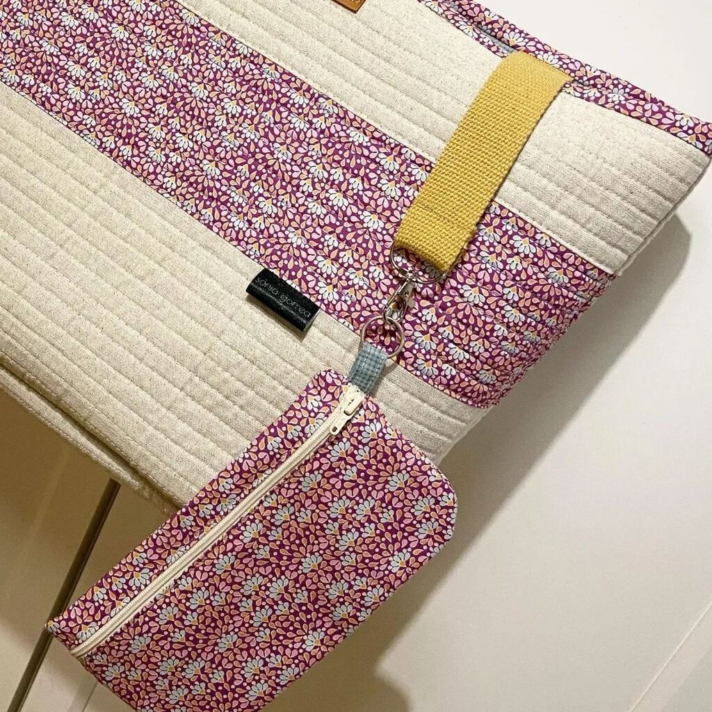 Vilabors's tweet photo. Bolsos que enamoran💜
.
.
.
#bolsos #tilda #vilabors #costura #costuracreativa #costuracreativacompartida #vilafrancadelpenedes #handmade #hechoamano #fetama #telas #neceser #lino #bolsospatchwork #cestotela #telastilda #patchwork #patchworkshop #tien… https://t.co/yubkMrwQPw https://t.co/X74T6UeLeI