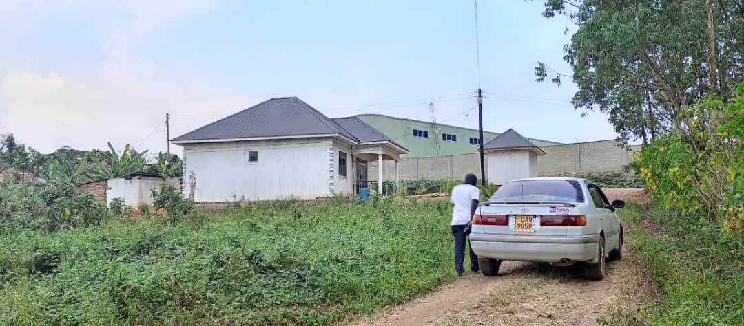 shukranproperty's tweet photo. #CHEAPPLOTS With #READYTITLE 🔛SALE
Located at matugga kilolo walkable distance from semuto main Rd
Sizes of plots 👉50/100ft(11decimals) 
PRICE👉#13million per plot
All #installments allowed
Serious buyers call or wtsup👉0706592177 https://t.co/4cvF2p5TU0
