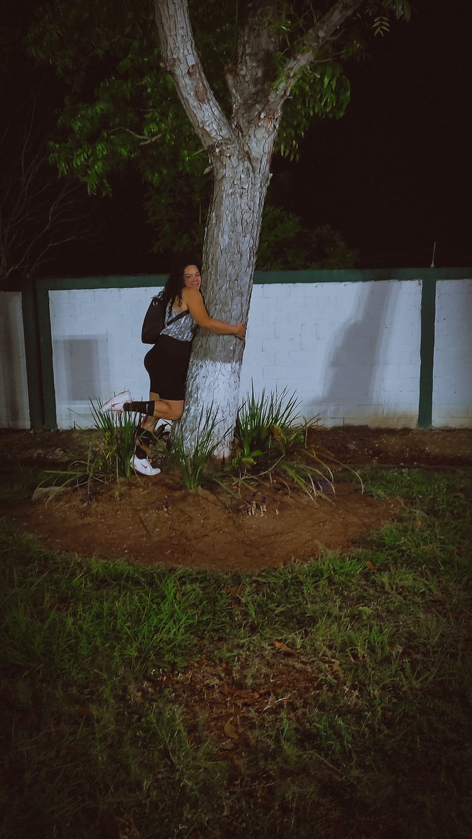 DimeTui's tweet photo. #Normalicen Abrazar un árbol 🤞🏻 es lo más delicioso y curativo 🌳 https://t.co/SL1yrFnn7x