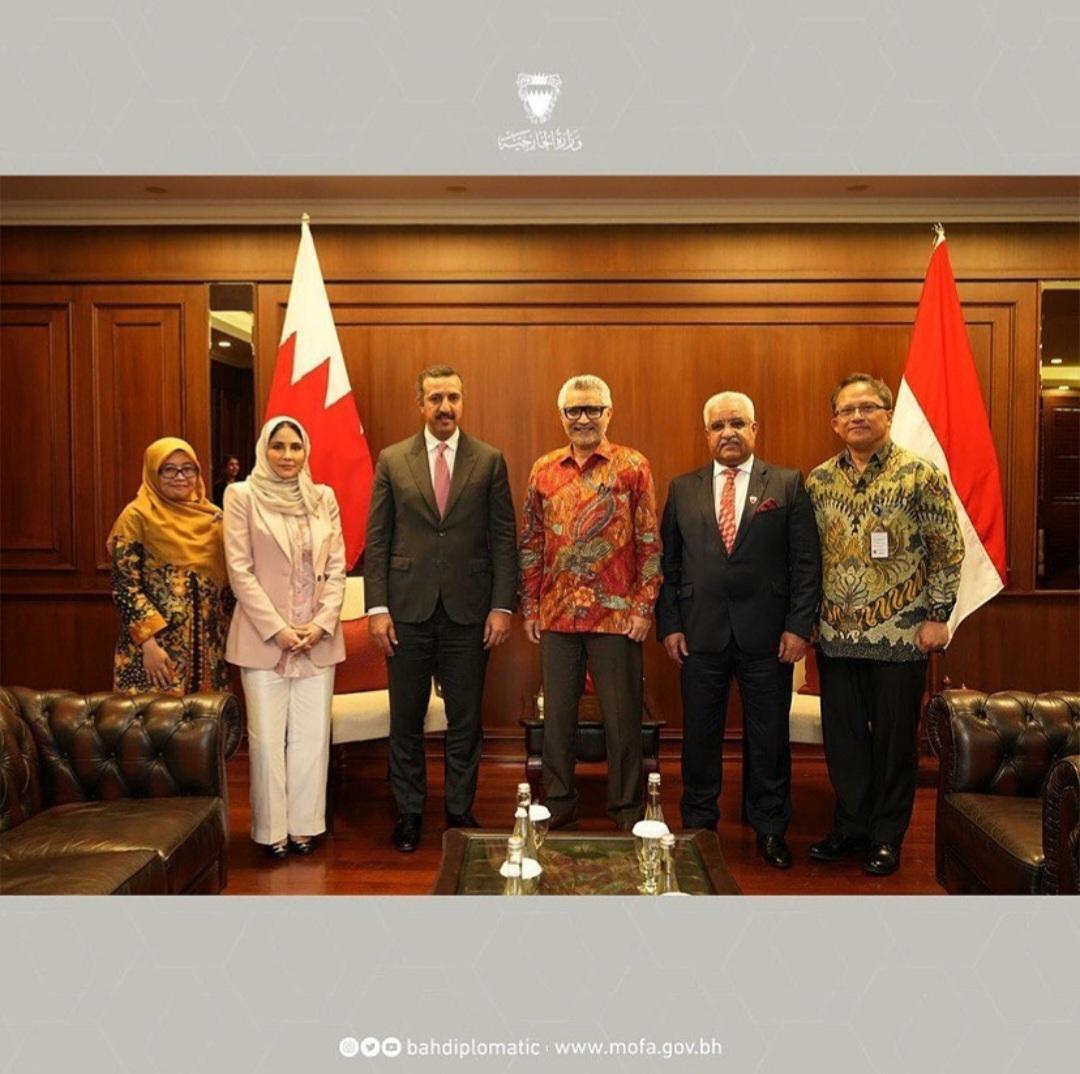 BahrainEmbIND's tweet image. سعادة د. الشيخ عبدالله بن أحمد آل خليفة وكيل وزارة الخارجية للشؤون السياسية يجتمع مع سعادة السيد عبدالقادر جيلاني مدير عام إدارة آسيا أفريقيا والمحيط الهادئ بوزارة الخارجية الإندونيسية
