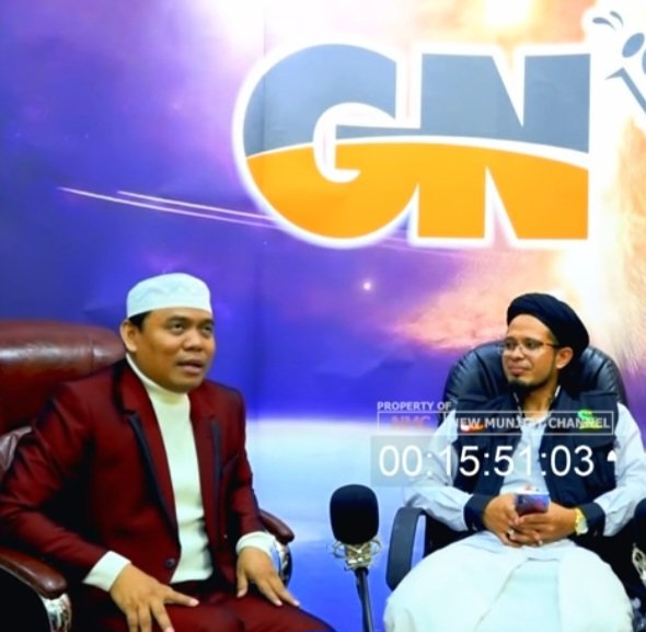 Duet Youtube terkonyol.
Yg 1 namanya Fahim, getol memfasik2kan org lain. Menuduh saya Syiah, Liberal &amp; anti Syariat. Blkangan jd terdakwa meniduri 4 muridnya.

Yg 1 lg menuduh ijazah pak Jokowi palsu, tp dia tdk prnah punya ijazah.

Mulut2 yg trnyata lbh besar dr ukuran badannya.