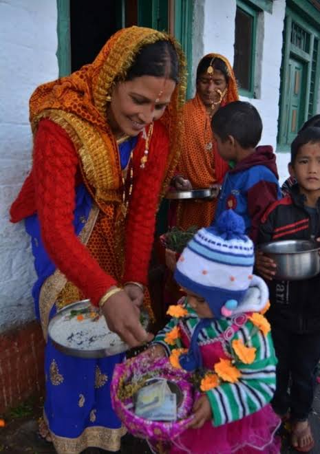 AarTee33's tweet image. उत्तराखंड में चैत्र मास की संक्रांति को बच्चों का त्योहार #फूलदेई बड़े उल्लास से मनाया जाता है। सुबह की पहली किरण के साथ बच्चे बुरांश, भिटोर, फ्यूँली, आड़ू, खुमानी के फूल लेकर गांव में घर-घर की देहरी पूजने निकल पड़ते हैं और घर की बुजुर्ग महिला से उपहार और आशीष पाते हैं।
#PhoolDei