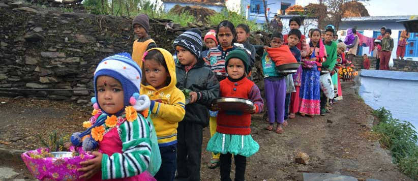 AarTee33's tweet image. उत्तराखंड में चैत्र मास की संक्रांति को बच्चों का त्योहार #फूलदेई बड़े उल्लास से मनाया जाता है। सुबह की पहली किरण के साथ बच्चे बुरांश, भिटोर, फ्यूँली, आड़ू, खुमानी के फूल लेकर गांव में घर-घर की देहरी पूजने निकल पड़ते हैं और घर की बुजुर्ग महिला से उपहार और आशीष पाते हैं।
#PhoolDei