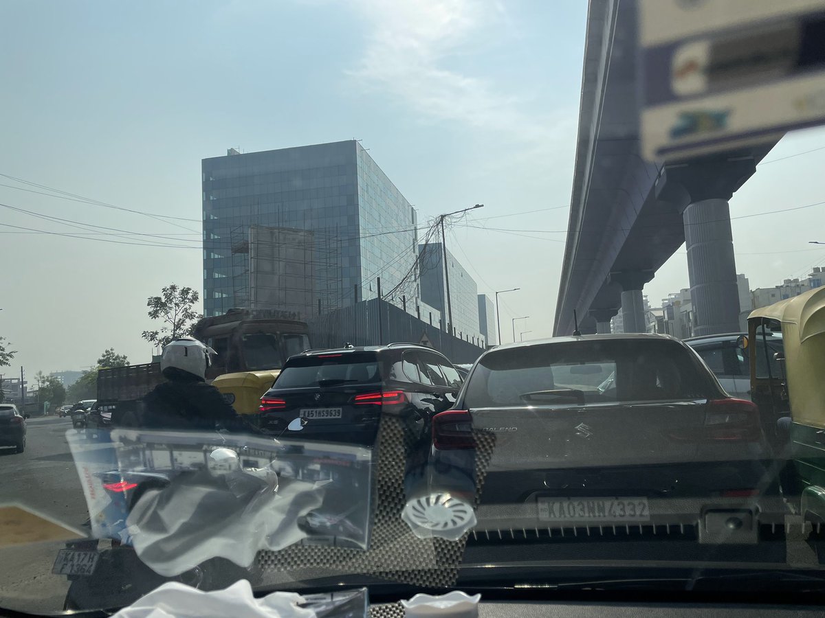 samrat75's tweet photo. @btppubliceye @KRPURATRAFFIC @SplCPTraffic morning 9AM ITPL road Dinnur cross. Please help in managing this busy junction during peak hours https://t.co/xfWWljSDvN