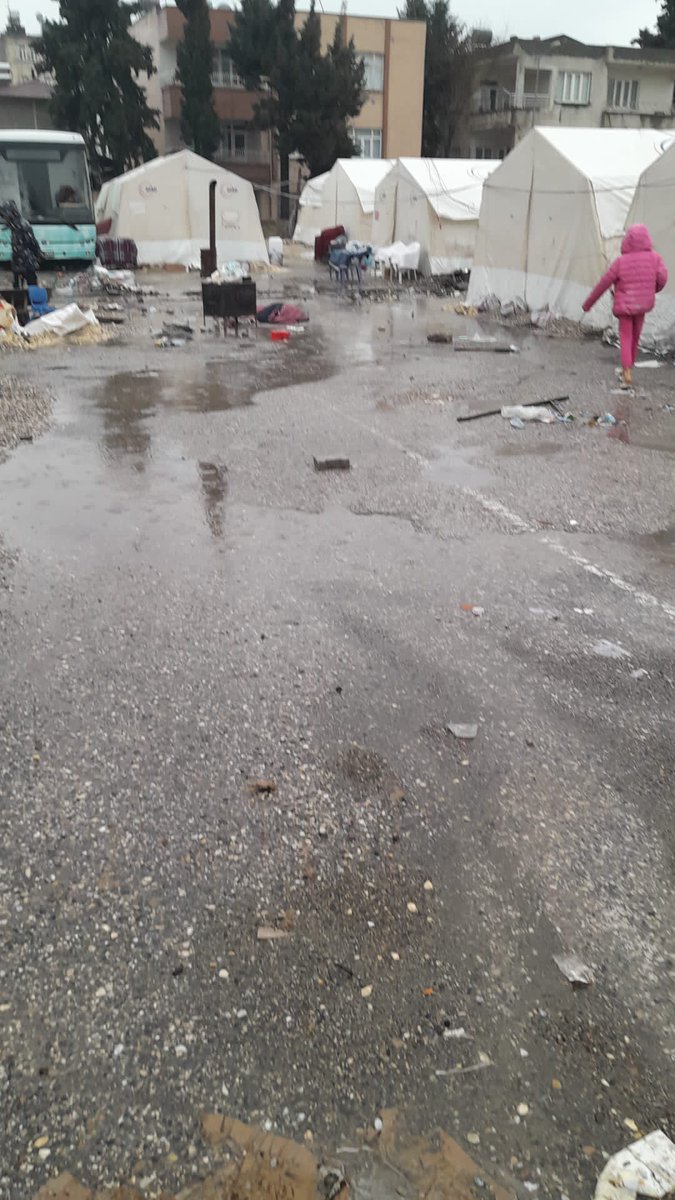 Adiyamanin hali yetkililer nerde neden.bize yardim etmiyorsunuz cadirlarimizi hep su basti <a href="/suleymansoylu/">Süleyman Soylu</a> <a href="/AFADBaskanlik/">AFAD</a> <a href="/RTErdogan/">Recep Tayyip Erdoğan</a> <a href="/dbdevletbahceli/">Devlet Bahçeli</a>