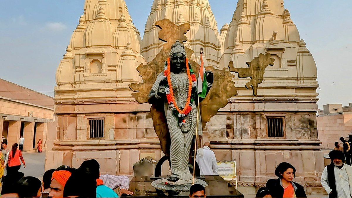 Hyd_Library's tweet photo. Standing tall and proud in the glory of our nation's heritage. #Bharat #Bharatmata #ProudIndian #India #Varanasi https://t.co/uyu5Qpj4Fq