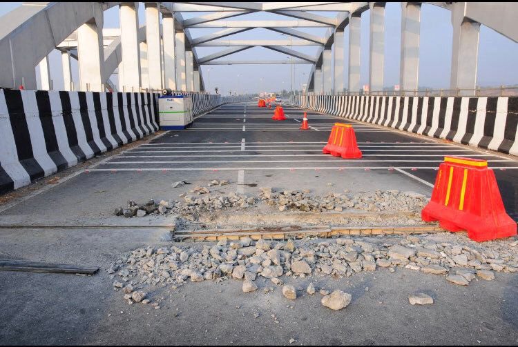 PKakkar_'s tweet photo. 12th March: PM inaugurated Bangalore-Mysore Expressway

15th March: Condition of same Expressway.

Double Engine means Double Corruption. https://t.co/xTEReepBXf