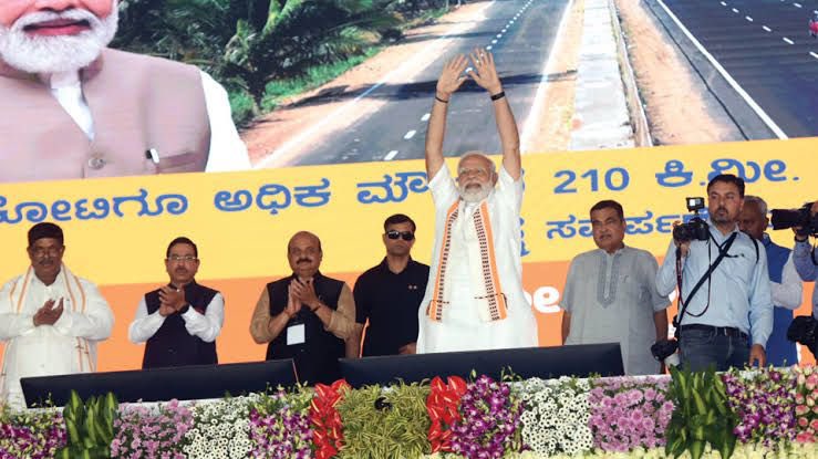 PKakkar_'s tweet photo. 12th March: PM inaugurated Bangalore-Mysore Expressway

15th March: Condition of same Expressway.

Double Engine means Double Corruption. https://t.co/xTEReepBXf
