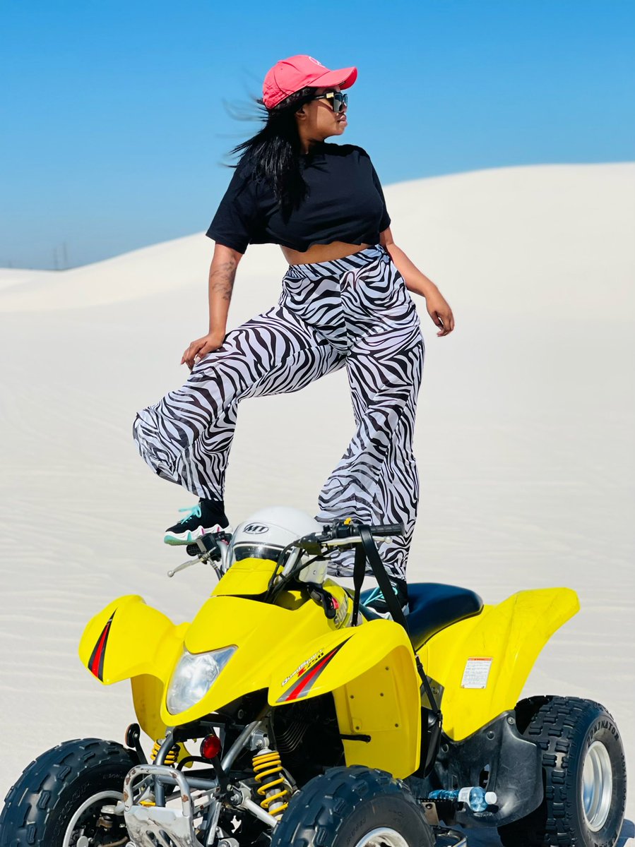nkay_boujee's tweet photo. When the dunes guide takes bomb pictures of you https://t.co/RqnBK5xGKT