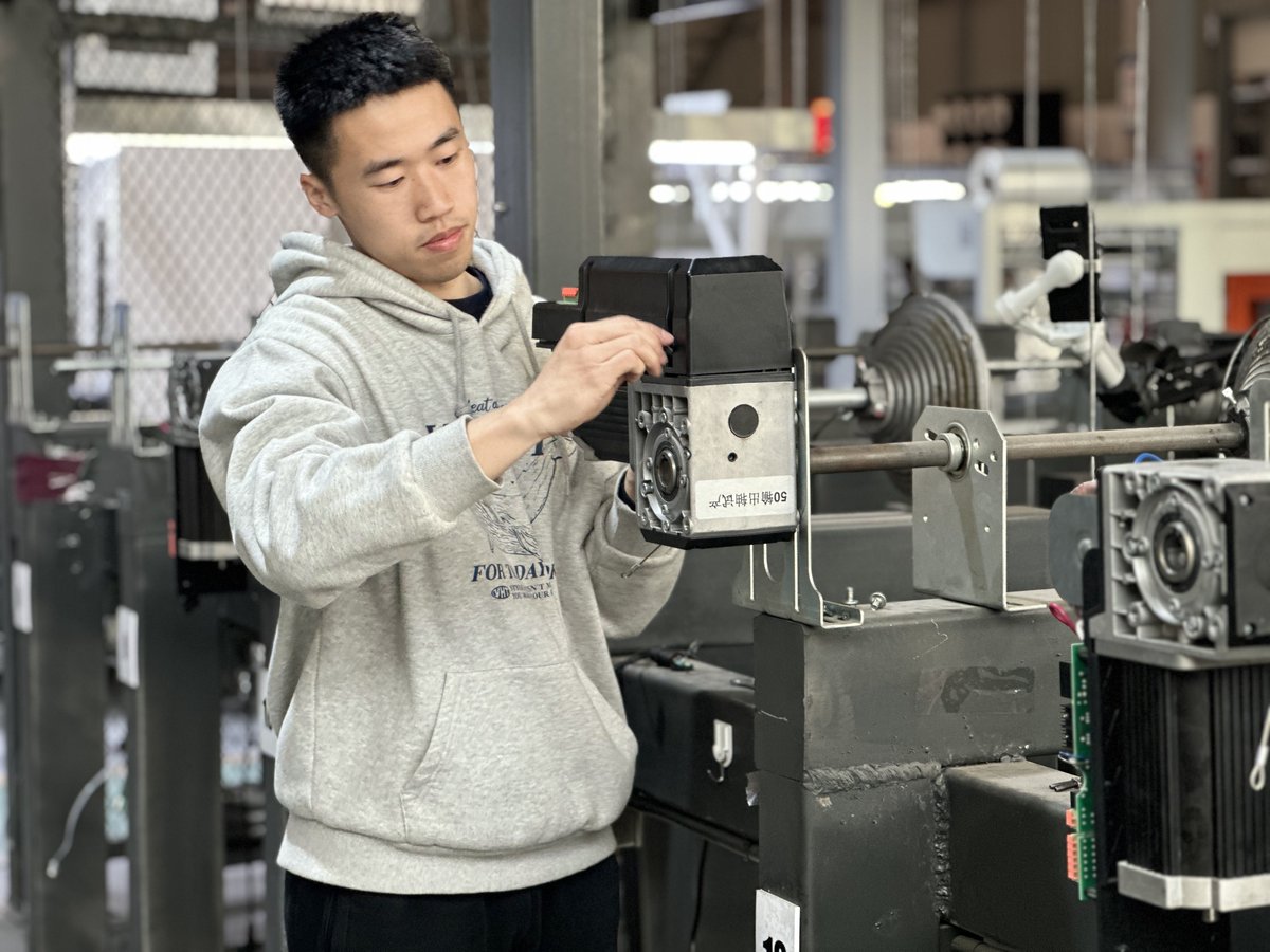 ForceDoor's tweet photo. Technicians are testing motor performance.
https://t.co/eL3wTpN5mt
#Testing #ForceDoor #IndustrialDoorDrive https://t.co/OD3bzjjFQd