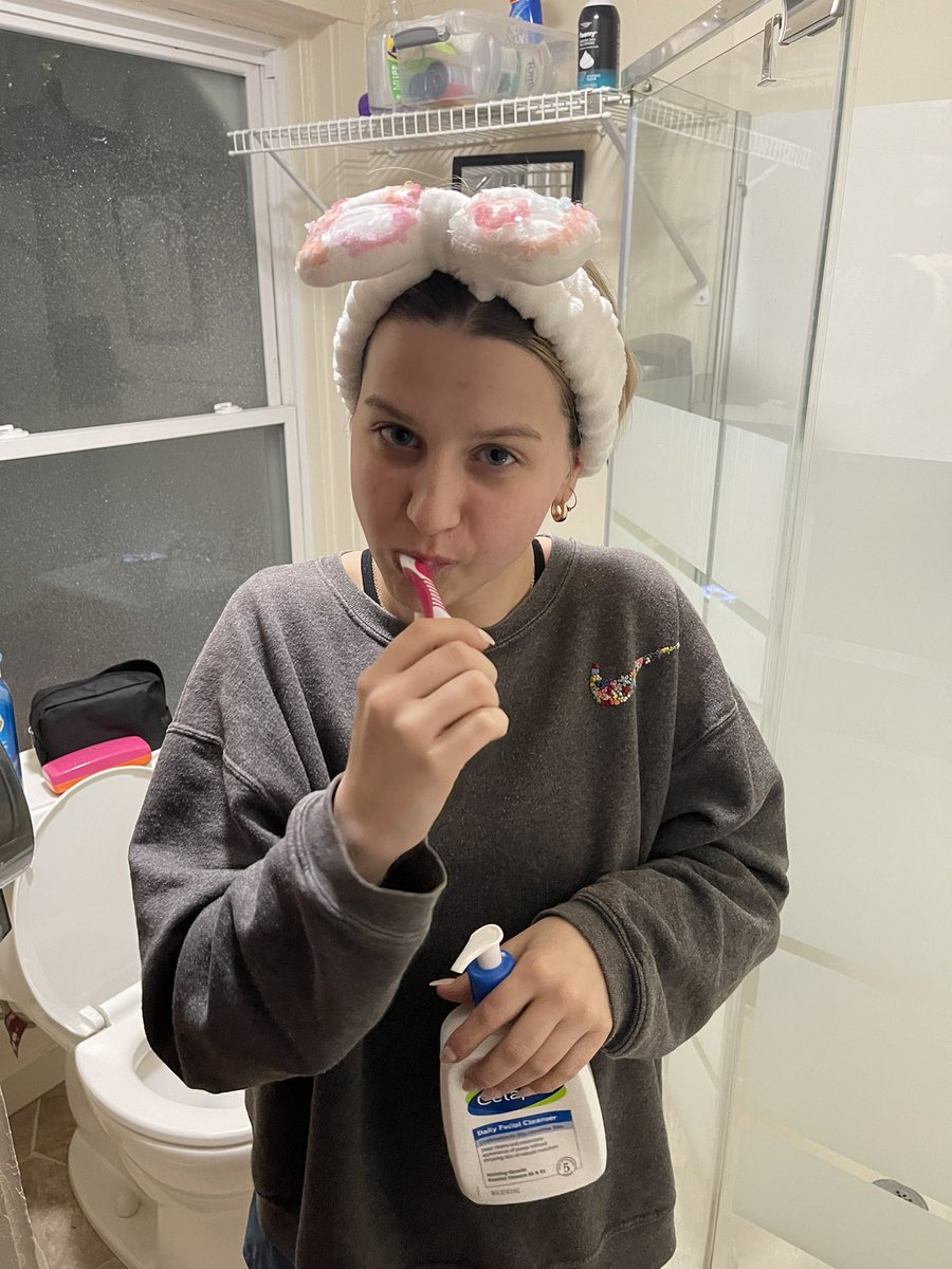 rcminnette's tweet image. “Princess in a frat bathroom”- jake faragalli